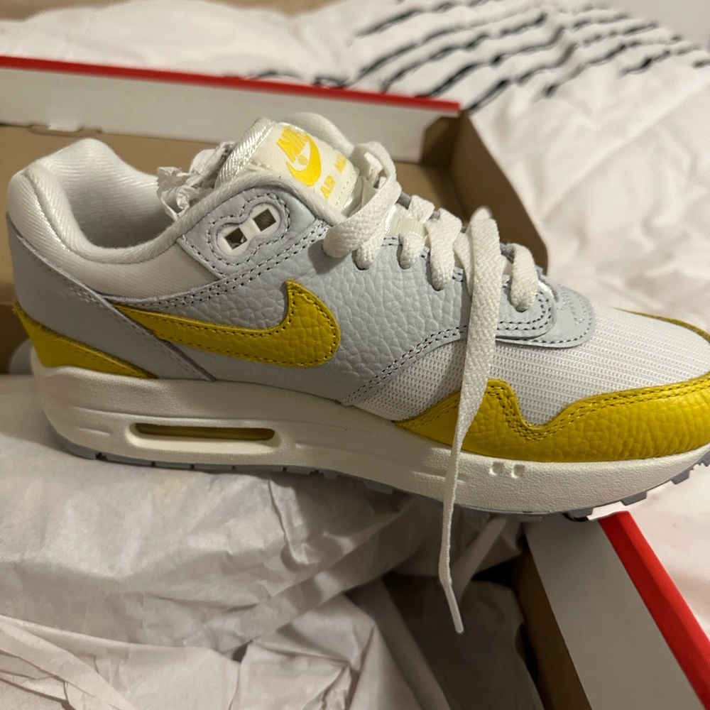 Nike Women's Sneakers in White and Yellow
